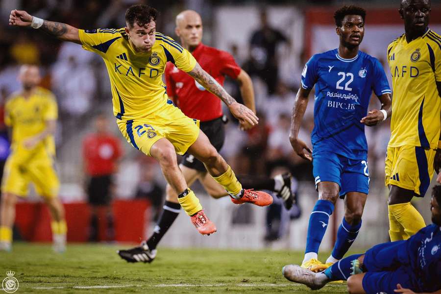 Otávio em ação durante a partida