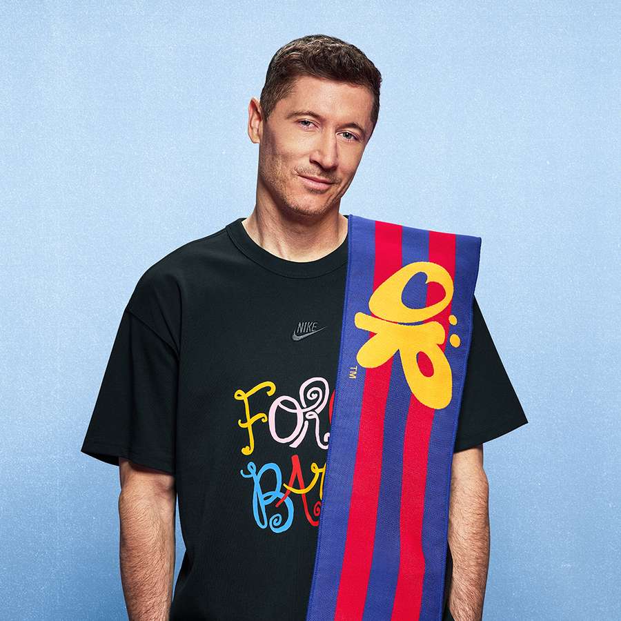 Lewandowski, con una camiseta y bufanda de Olivia Rodrigo