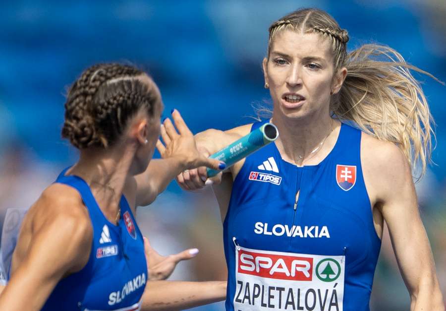 Zapletalová podáva kolík Gajanovej. Zapletalová podáva kolík Gajanovej.