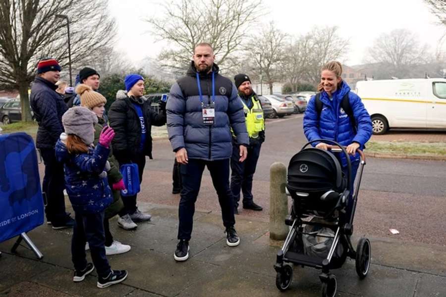 Melanie Leupolz brachte ihren Sohn schon mit zum FC Chelsea