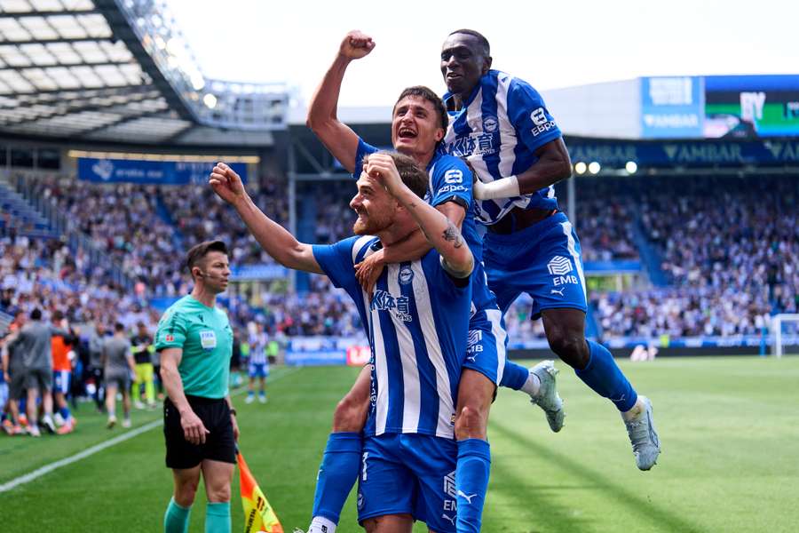 Martínez slaví jednu z branek v síti Mallorky.