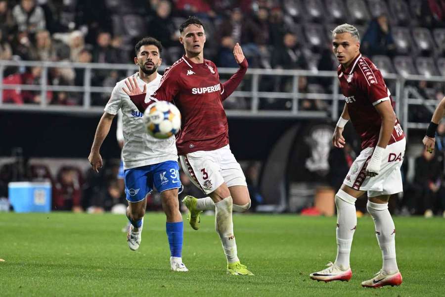 Robert Bădescu (centru) continuă sezonul actual la Metaloglobus