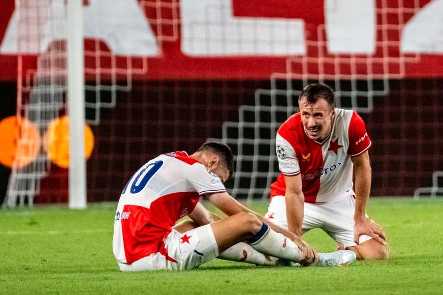 Skleslí Danijel Šturm a Tomáš Vlček po porážce Slavie s Lens.