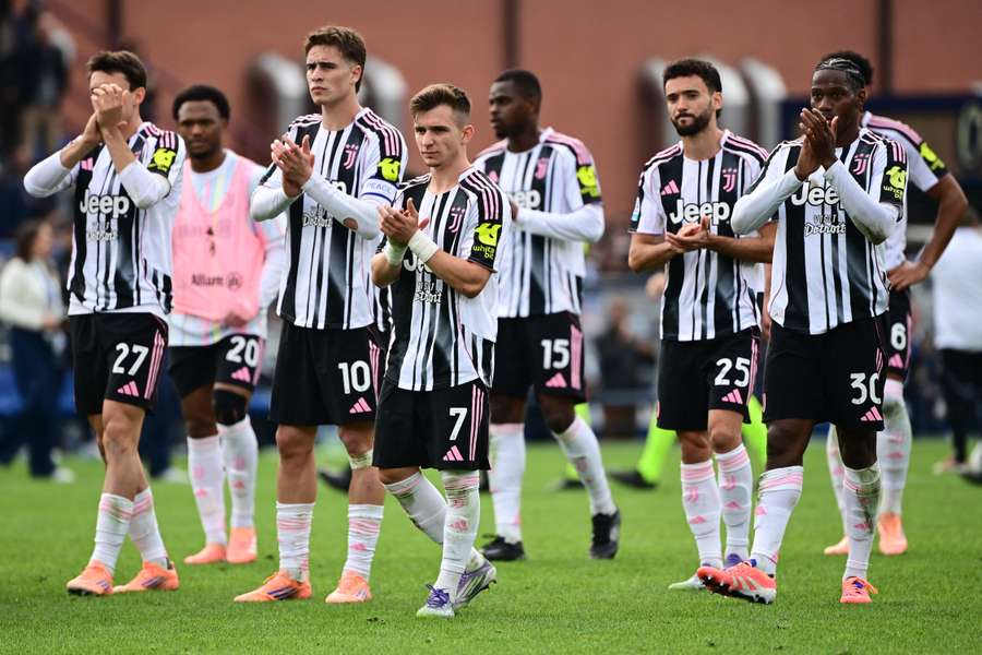 Los jugadores de la Juventus, saludando a sus aficionados tras la derrota