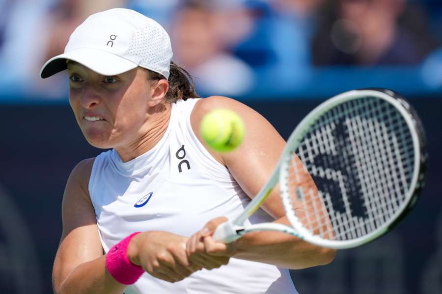 Swiatek returns the ball against Vondrousova