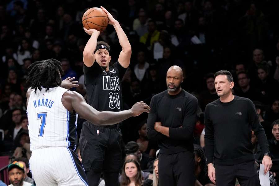 Seth Curry schiet een driepunter voor de Nets Seth Curry schiet een driepunter voor de Nets