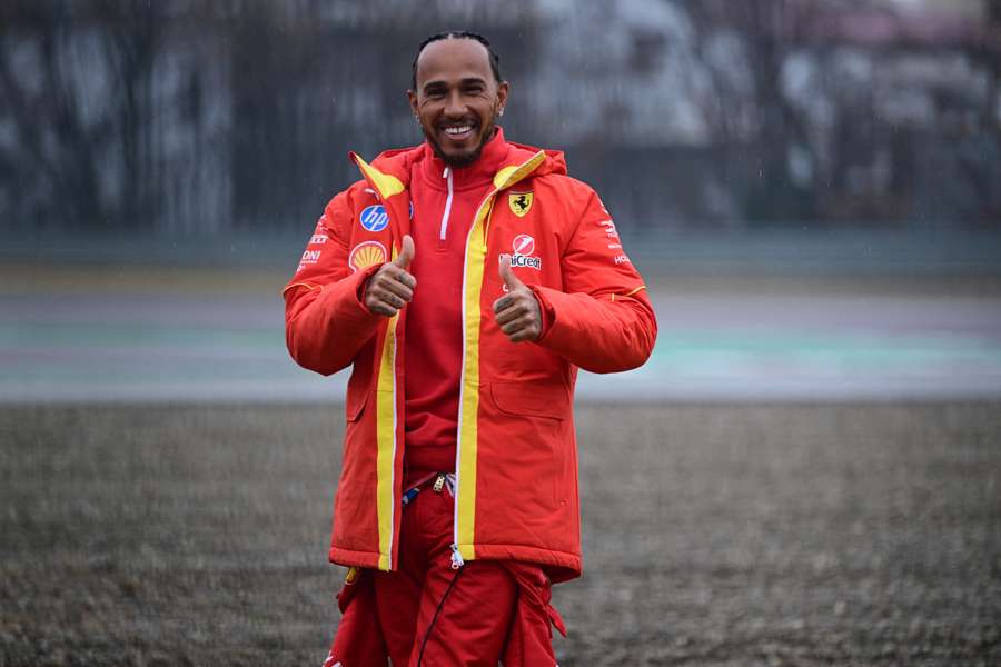 Lewis Hamilton, vestido del rojo de Ferrari
