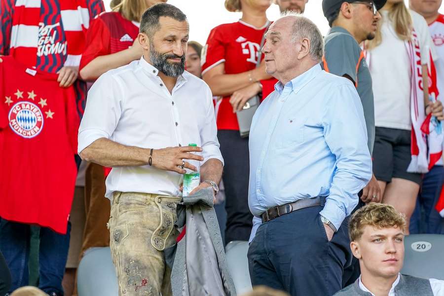 Salihamidzic (l.) und Uli Hoeneß (r.) im Gespräch