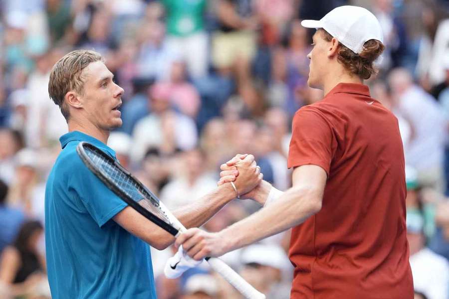 Denis Shapovalov com Jannik Sinner no final do jogo