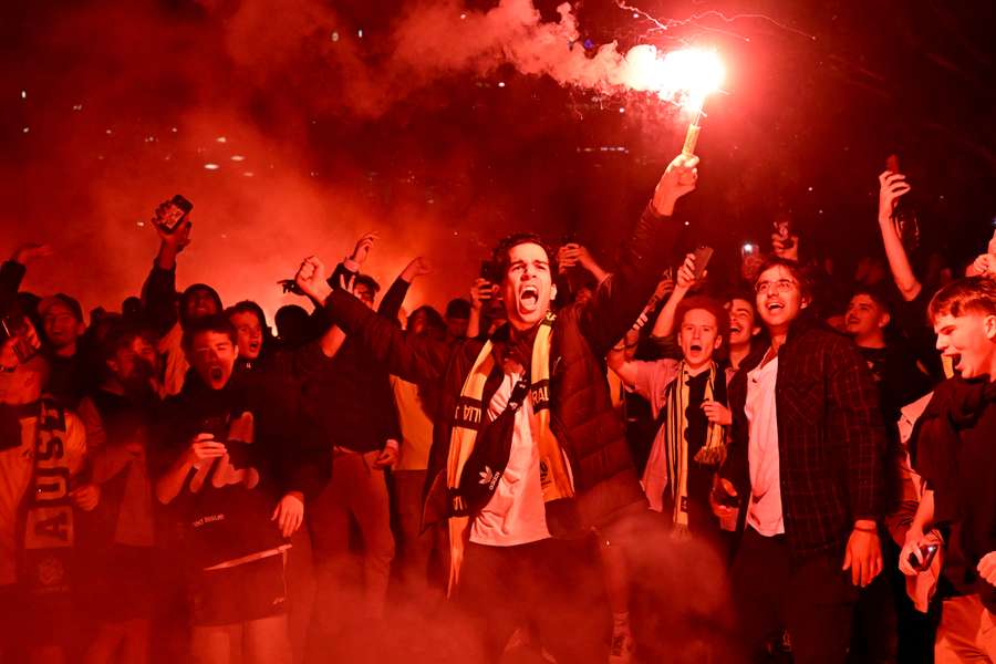 Auch Pyrotechnik kam bei den feiernden Fans in Melbourne zum Einsatz