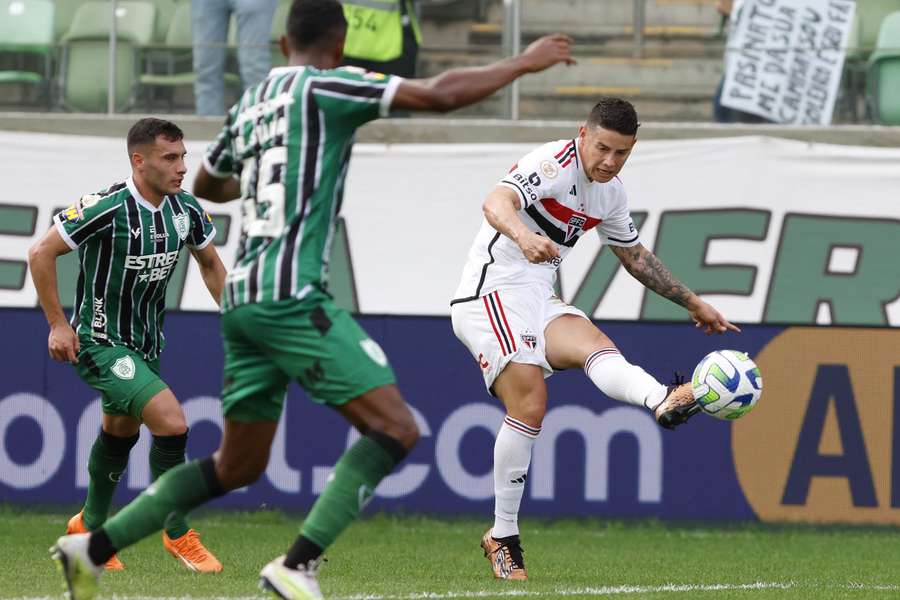 James foi titular novamente, mas não brilhou