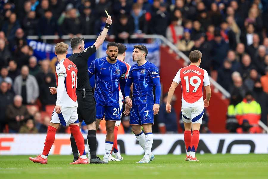 Tarjeta amarilla mostrada por el árbitro del partido Chris Kavanagh a Pedro Neto del Chelsea durante el partido de Premier League contra el Arsenal Tarjeta amarilla mostrada por el árbitro del partido Chris Kavanagh a Pedro Neto del Chelsea durante el partido de Premier League contra el Arsenal