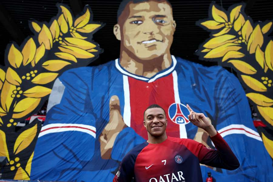 Torcida do PSG homenageou Mbappé com bandeirão