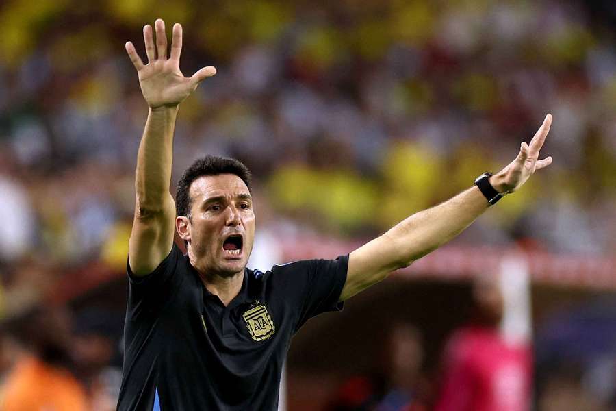 Scaloni da órdenes a los suyos