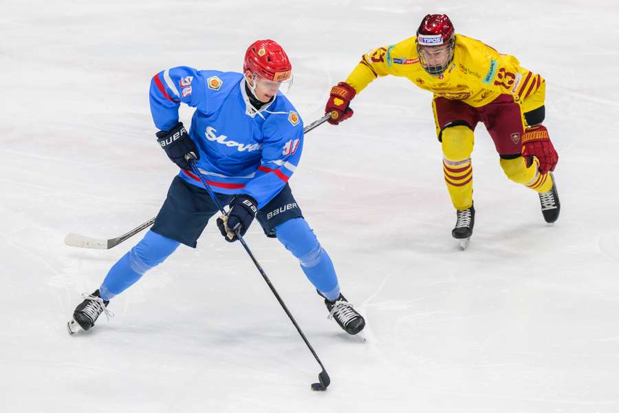 Tomík (vpravo) počas extraligového zápasu proti Slovanu. Tomík (vpravo) počas extraligového zápasu proti Slovanu.