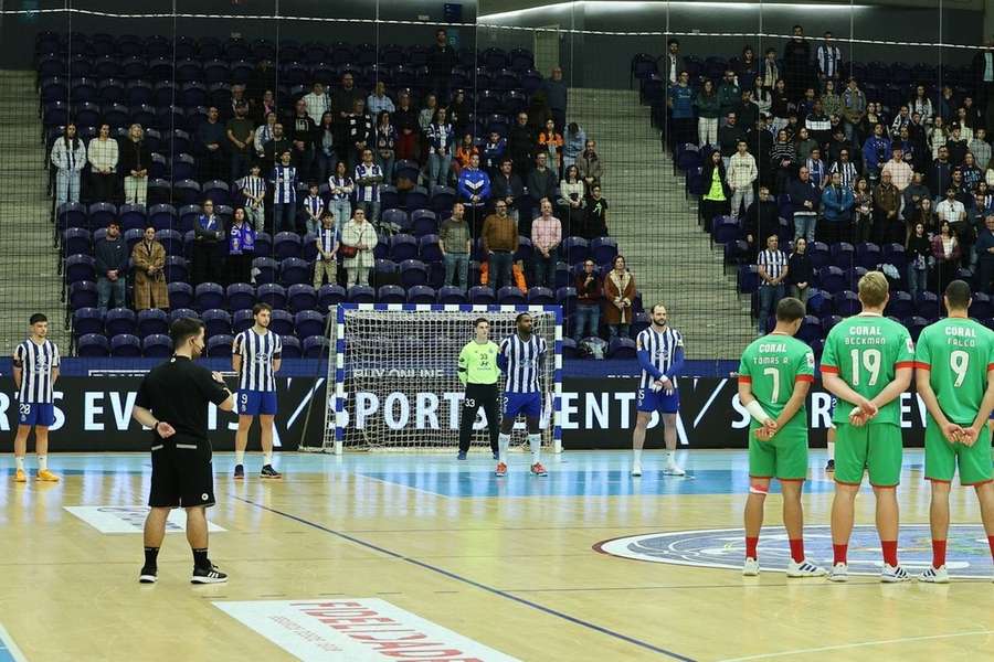 Minuto de silêncio em homenagem a Pinto da Costa antes da partida