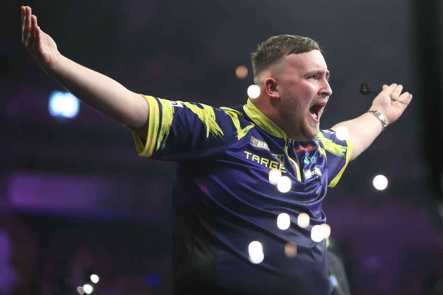 Luke Littler jubelt nach seinem Sieg.