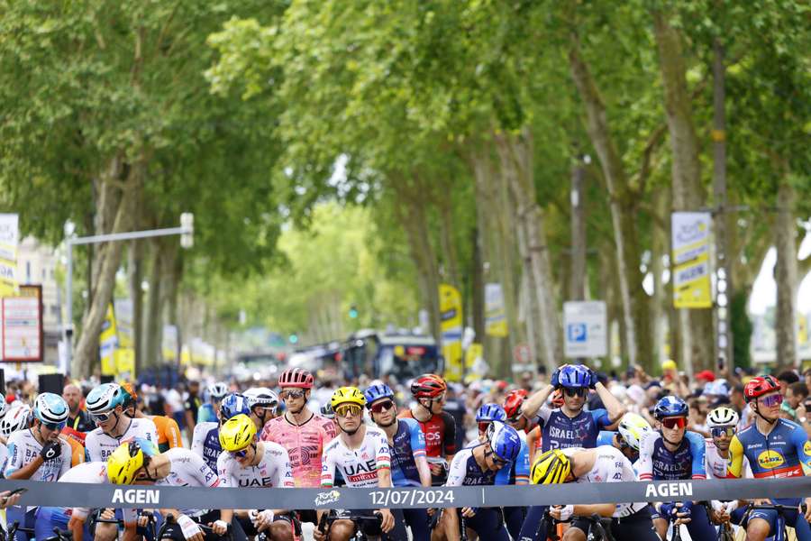 Het peleton voor de start van de dertiende etappe