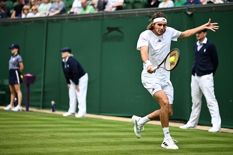 Tsitsipas en acción en Wimbledon