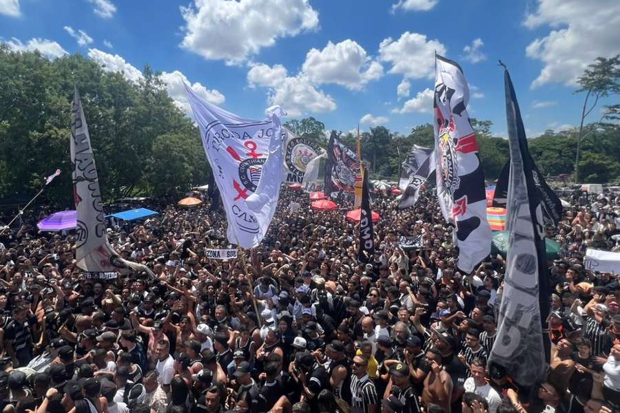 Torcida do Corinthians lotou a saída do CT Joaquim Grava neste sábado (20) Torcida do Corinthians lotou a saída do CT Joaquim Grava neste sábado (20)