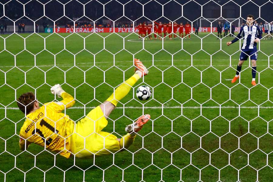 Freiburg-Torwart Florian Müller pariert den entscheidenden Elfmeter von Herthas Pascal Klemens.