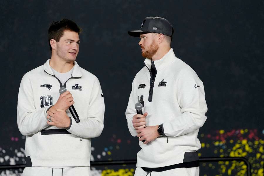 Sam Darnold (vpravo) a Drake Maye (vľavo) počas otváracej noci Super Bowlu.