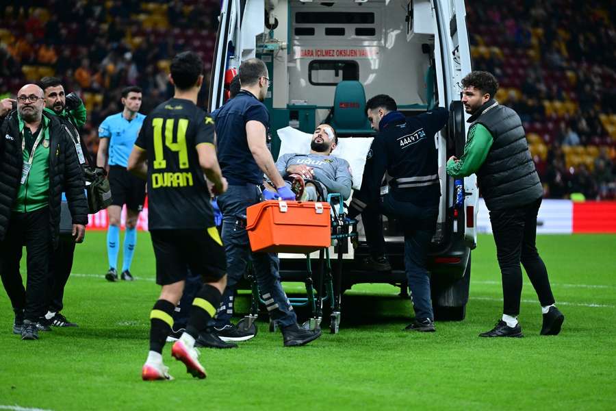 Dogan teve de ser transportado de ambulância