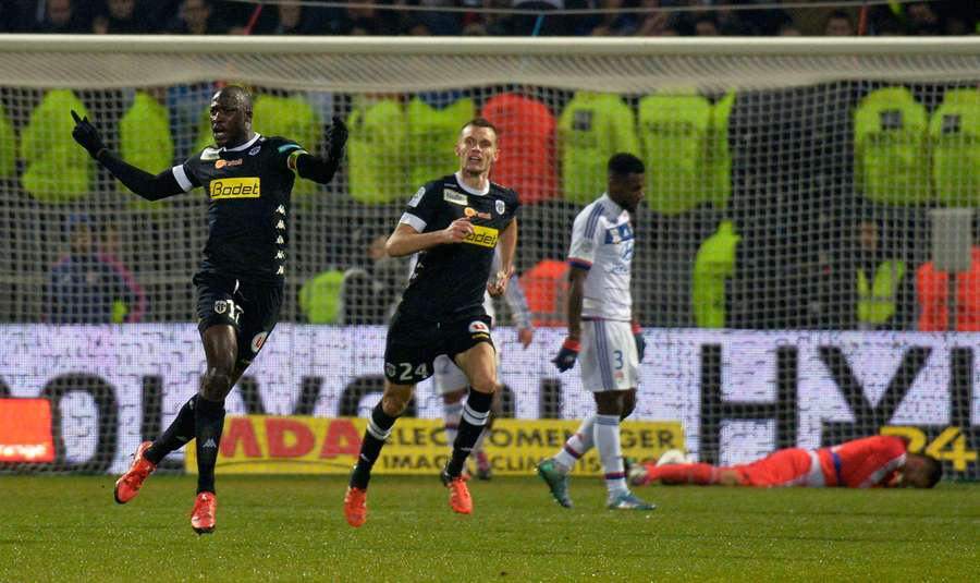 Cheikh N’Doye célèbre son but lors du match de Ligue 1 entre Lyon et Angers (0-2), le 5 décembre 2015 au stade de Gerland. Cheikh N’Doye célèbre son but lors du match de Ligue 1 entre Lyon et Angers (0-2), le 5 décembre 2015 au stade de Gerland.
