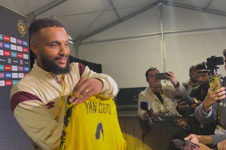 Samuel Xavier recebe camisa de Yan Couto