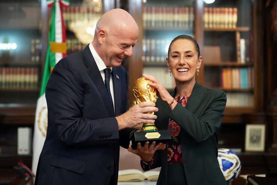 Infantino segura o troféu do Mundial