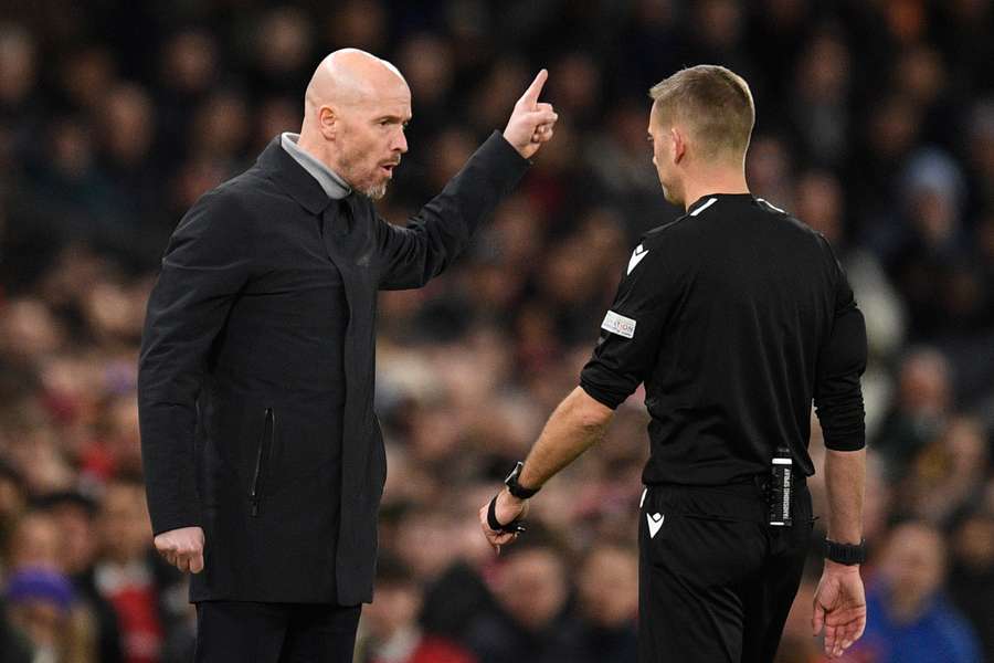 Manchester United manager Erik ten Hag (L) geustures