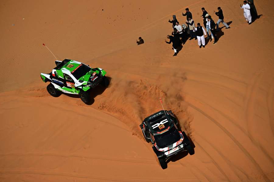 Nasser Al-Attiyah i jego pilot Fabian Lurquin (z prawej) oraz Eryk Goczał, i jego pilot Szymon Gospodarczyk rywalizują w 6. etapiem Rajdu Dakar.