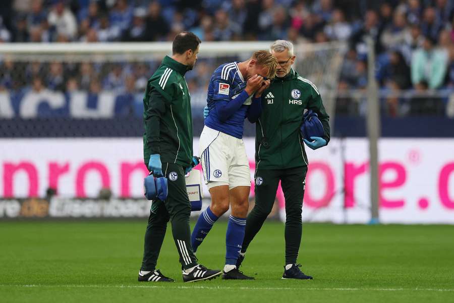 Schalkes Timo Becker musste nach einem unglücklichen Zweikampf verletzt vom Feld.