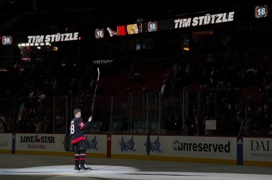 Tim Stützle lässt sich nach dem 6:2-Sieg gegen Montreal von den Fans der Senators feiern.