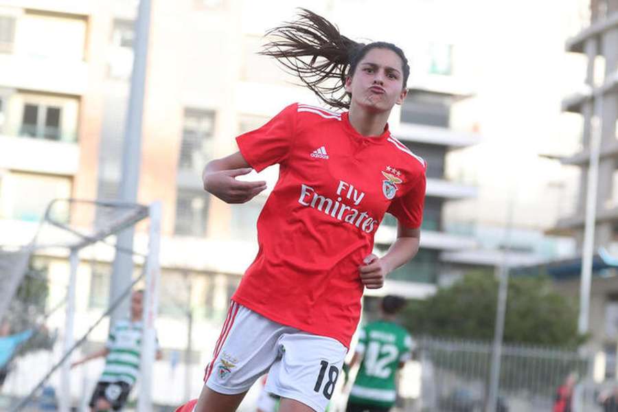 Kika Nazareth, média do Benfica, assumiu que prefere jogar para uma Luz cheia do que falar em público