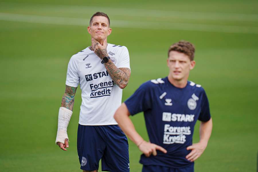 Daniel Agger (vlevo) a Jens Stage, jeden z nováčků v národním týmu, v tréninku.