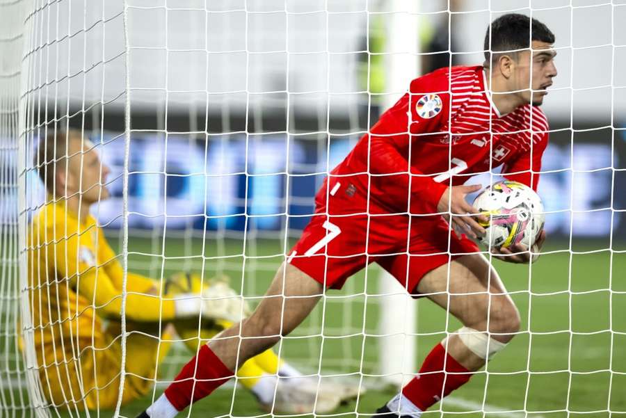 Na de 3-3 gaat Zeki Amdouni nog gehaast op zoek naar tijd voor de winnende treffer