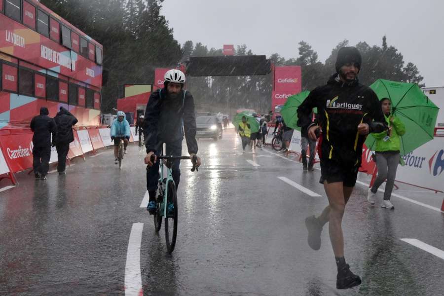 Se cancela la etapa de la Vuelta a España por tormenta de granizo Se cancela la etapa de la Vuelta a España por tormenta de granizo