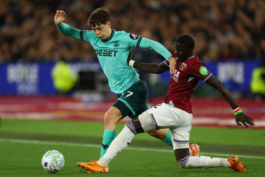 Krejčí v souboji s Dioufem.