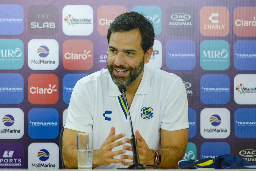 Gustavo Leal em sua coletiva de apresentação no Everton-CHI