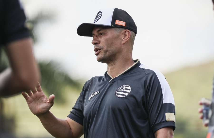 O ex-meia Alex dirige o Athletic Club-MG neste Série B O ex-meia Alex dirige o Athletic Club-MG neste Série B