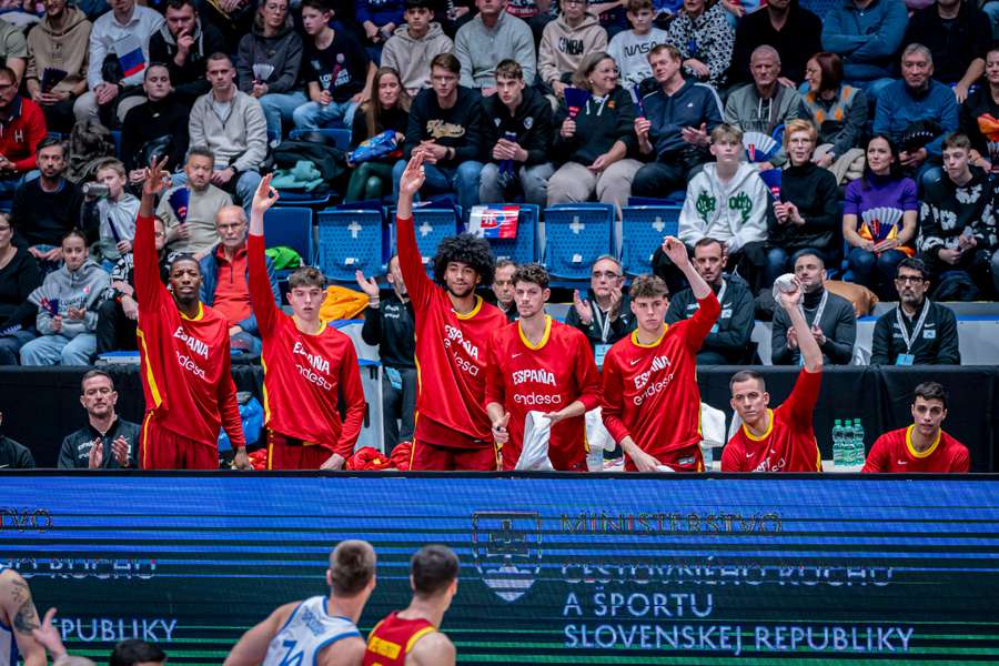 El banquillo de España celebra un triple El banquillo de España celebra un triple