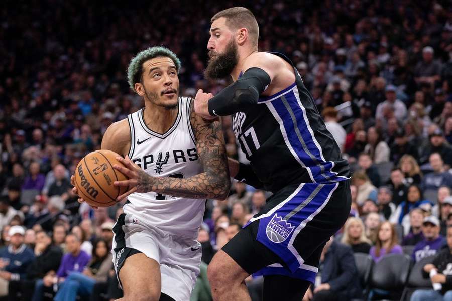 Jeremy Sochan w walce z Sacramento Kings