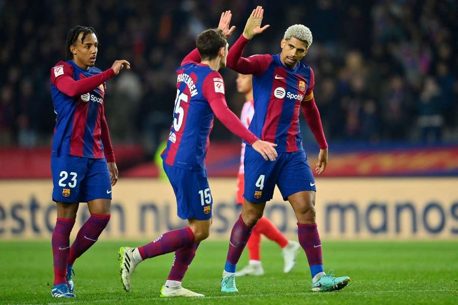 Koundé, Christensen y Araújo