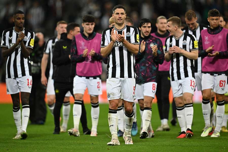 Los jugadores del Newcastle saludan a su público después de la victoria ante el PSG