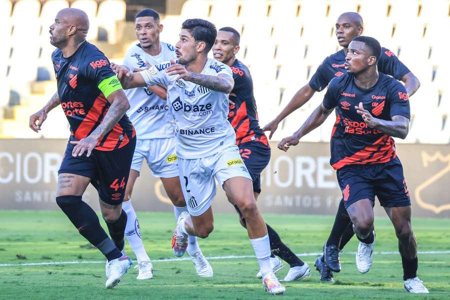 Santos e Athletico proporcionaram um espetáculo fraco na Vila Belmiro