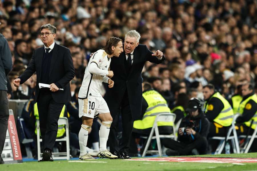 Ancelotti îi oferă indicații lui Modric