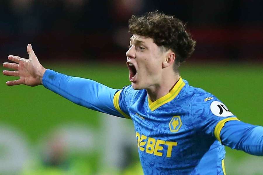 Český obránce Wolves Ladislav Krejčí.