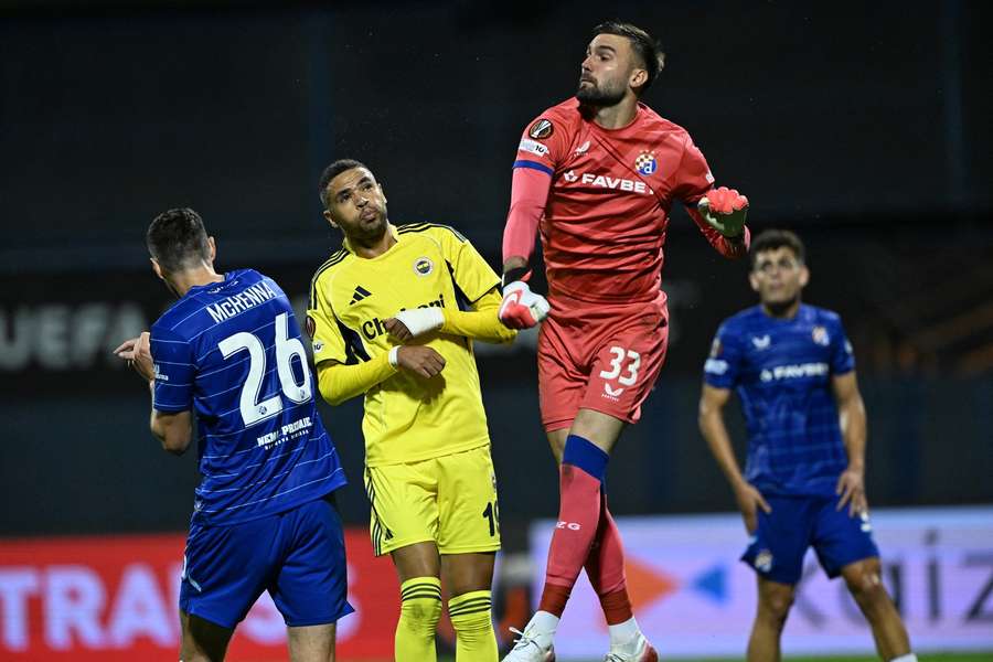 Portarul lui Fener respinge o centrare a croaților de la Dinamo Zagreb