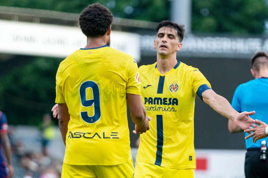 Gerard Moreno celebra con Danjuma un gol del Villarreal